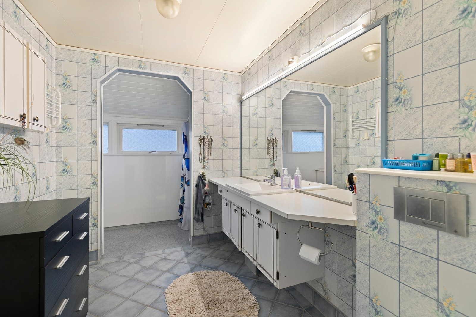 Badet i hovedetasjen ble modernisert i 1995 og har flislagt gulv og våtromstapet på vegger. Galleribilde