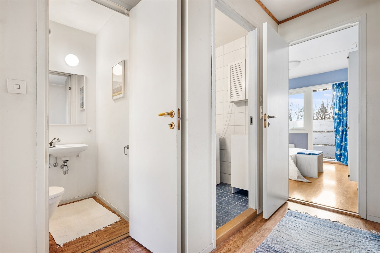 Vegg til vegg med baderommet er det et eget WC. Galleribilde