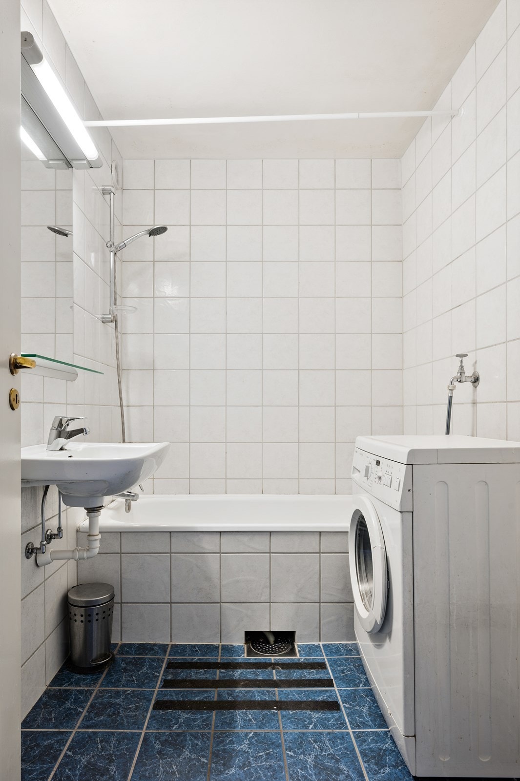 Baderom med opplegg for vaskemaskin. Galleribilde