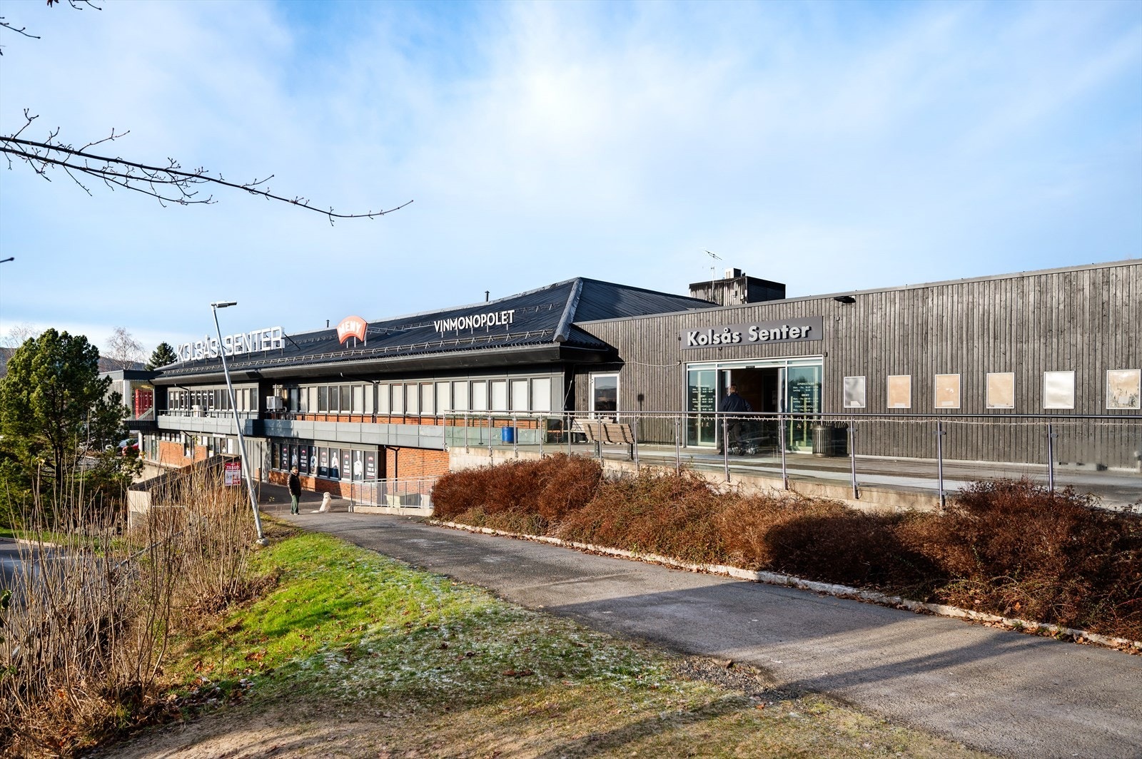 Fra boligen er det flere nær- og storsentre hvor Kolsås senter er kun 9 minutter gåavstand unna. Galleribilde