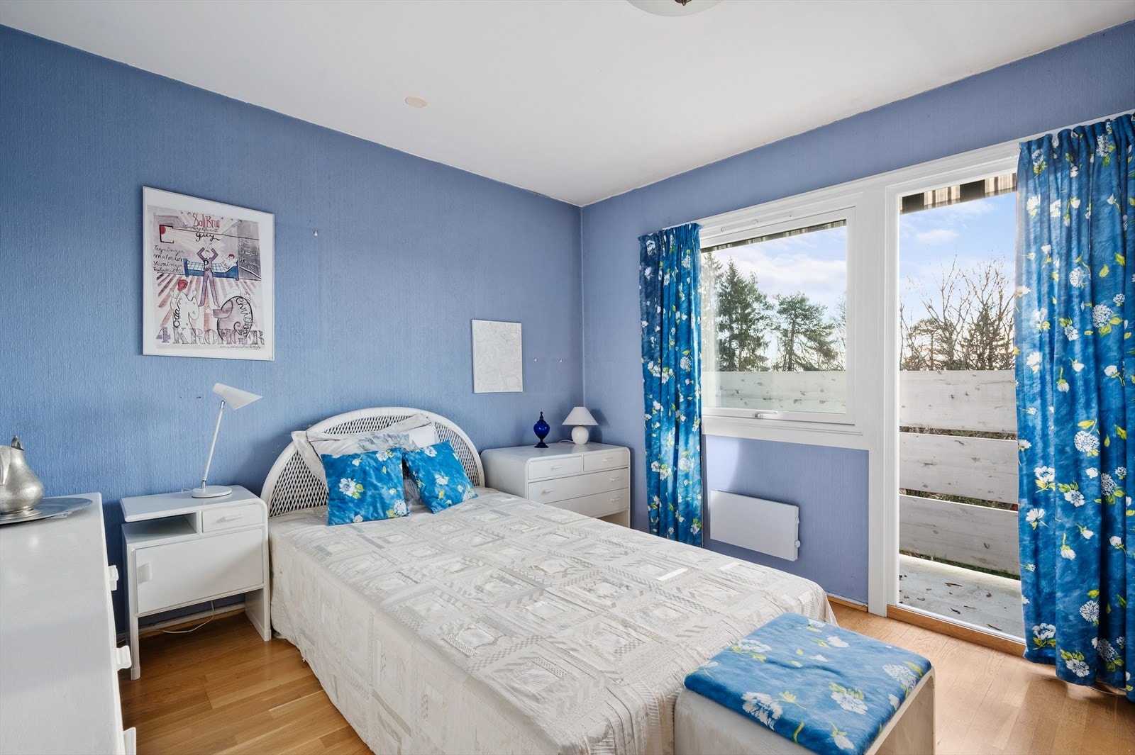 Hovedsoverommet er av god størrelse med utgang til privat balkong. Galleribilde