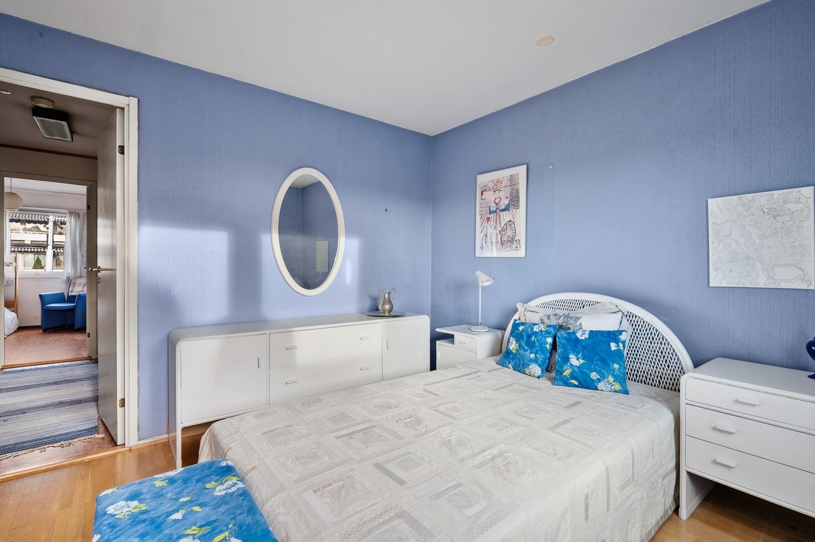 På soverommet er det plass til dobbeltseng, nattbord og en garderobeløsning. Galleribilde