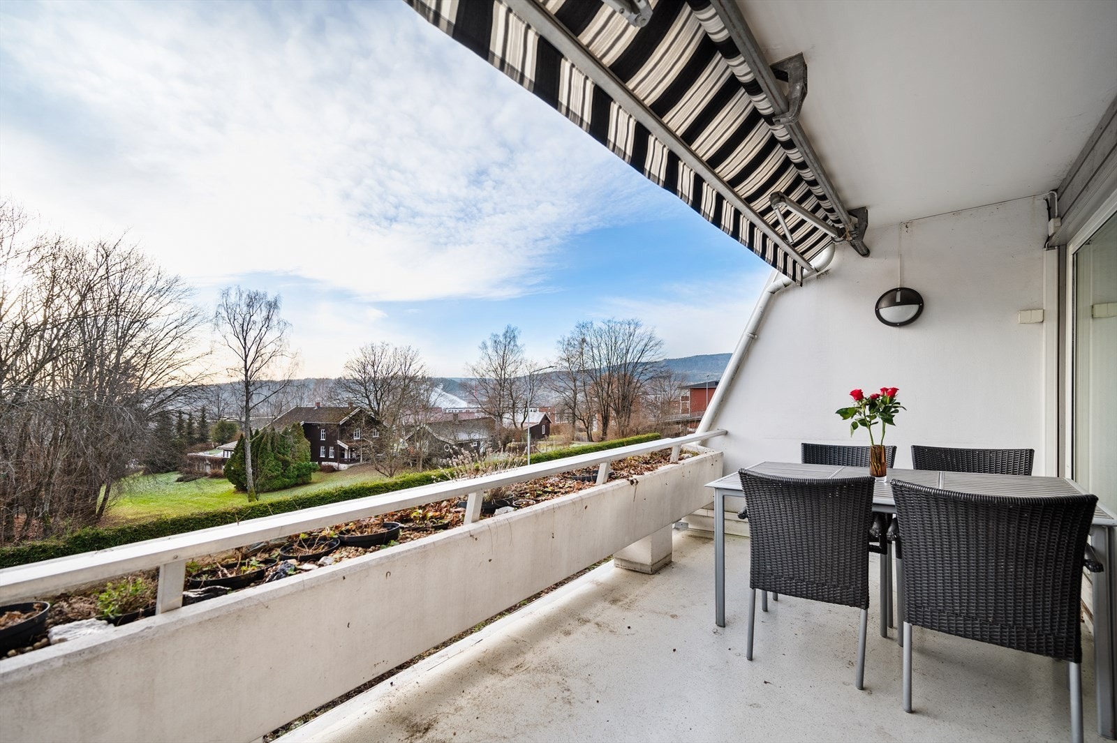 Hyggelig utsyn med mulighet for å dyrke egne grønnsaker i egne balkongkasser. Galleribilde