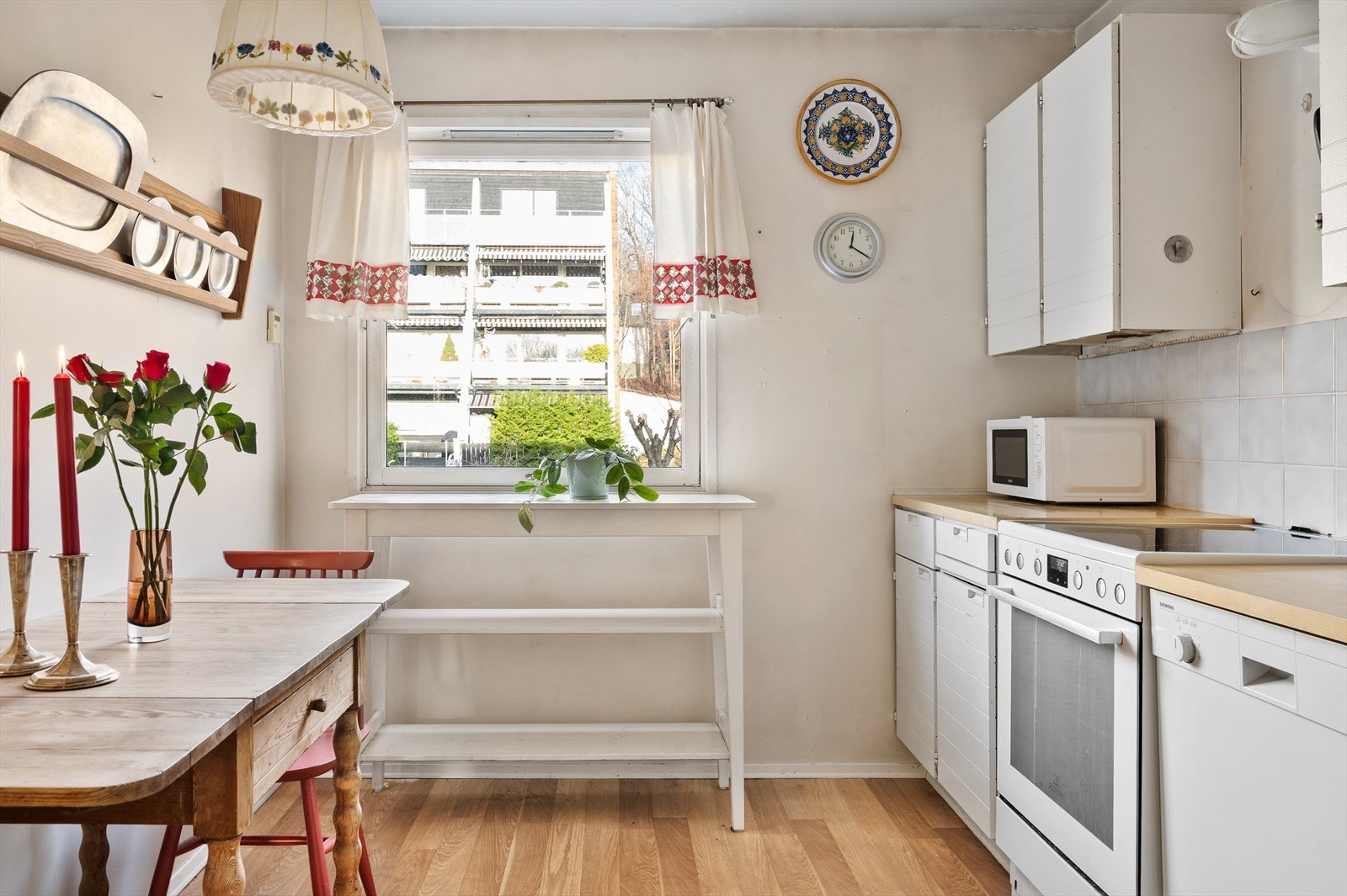 På kjøkkenet er det plass til et spisebord for hyggelige frokoster. Galleribilde