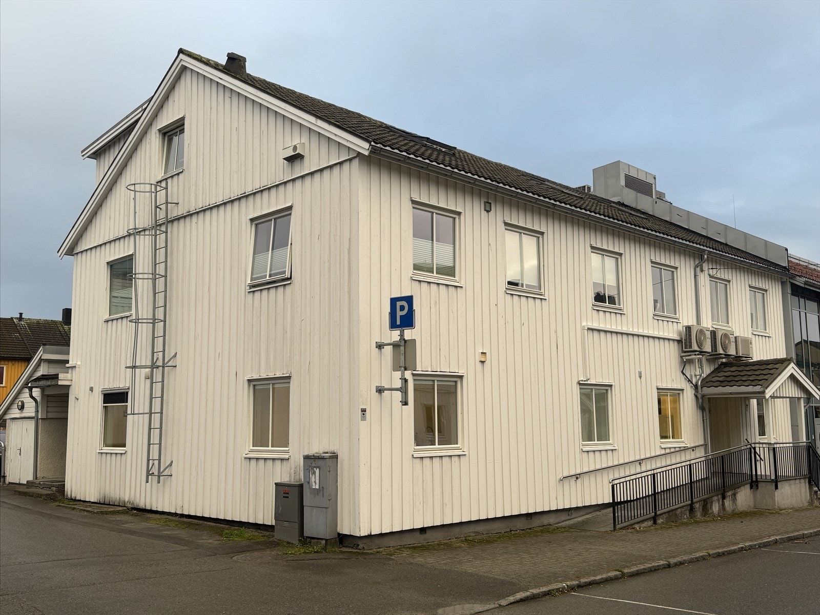 Svein Jarls gate 13 ligger i et attraktivt område på Sørsia i Steinkjer sentrum, med gangavstand til alle sentrumsfunksjoner. Galleribilde