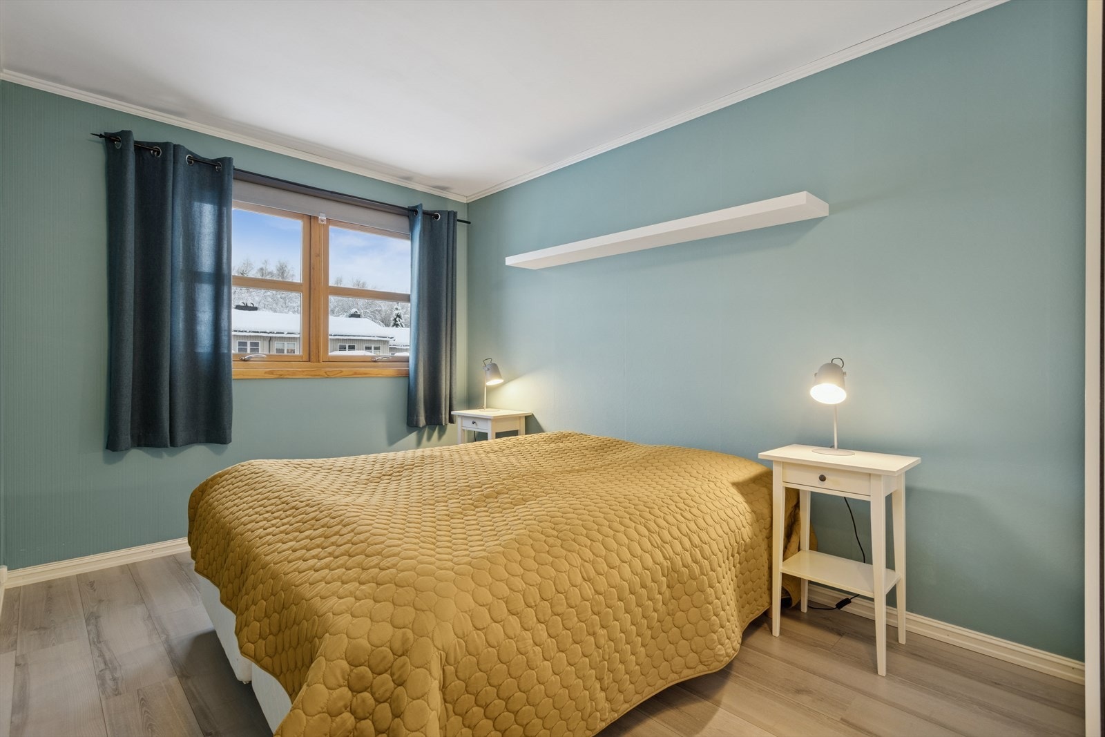 Soverom 2 er også romslig, og har plass til både seng, garderobeskap og annen ønsket møblering, f.eks skrivebord. Galleribilde