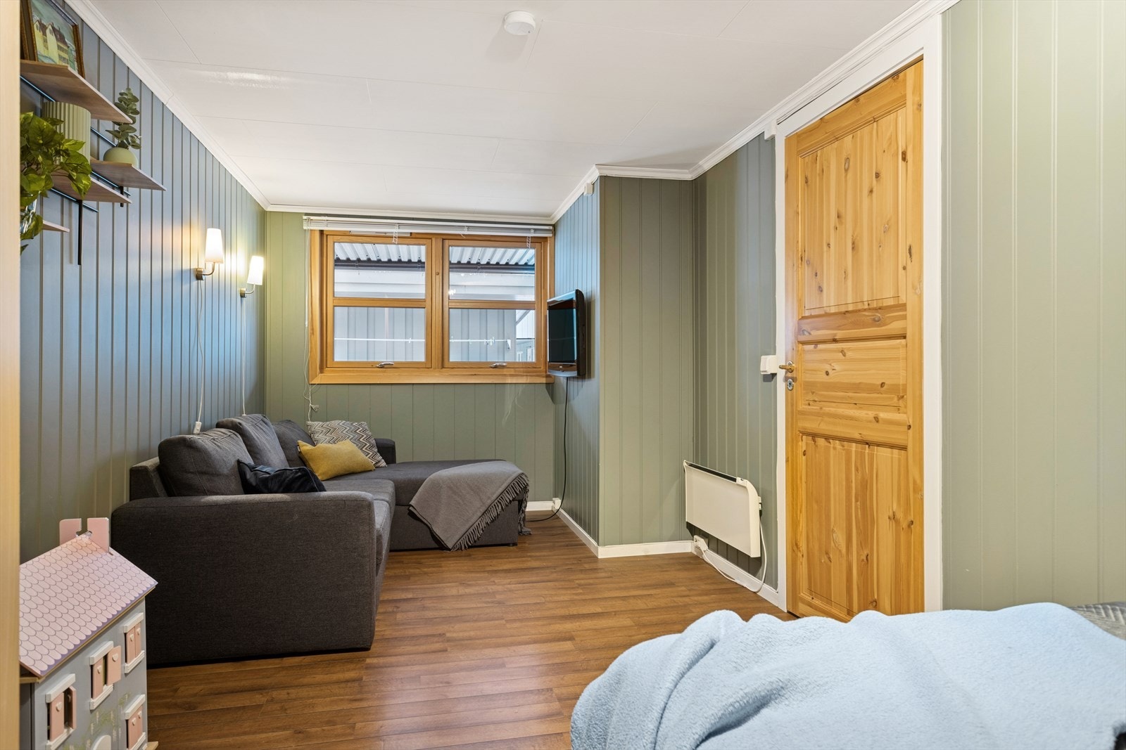 Rom i første etasje. Dette rommet er opprinnelig godkjent som disponibelt rom. Se mer informasjon under punkt for ferdigattest. Galleribilde