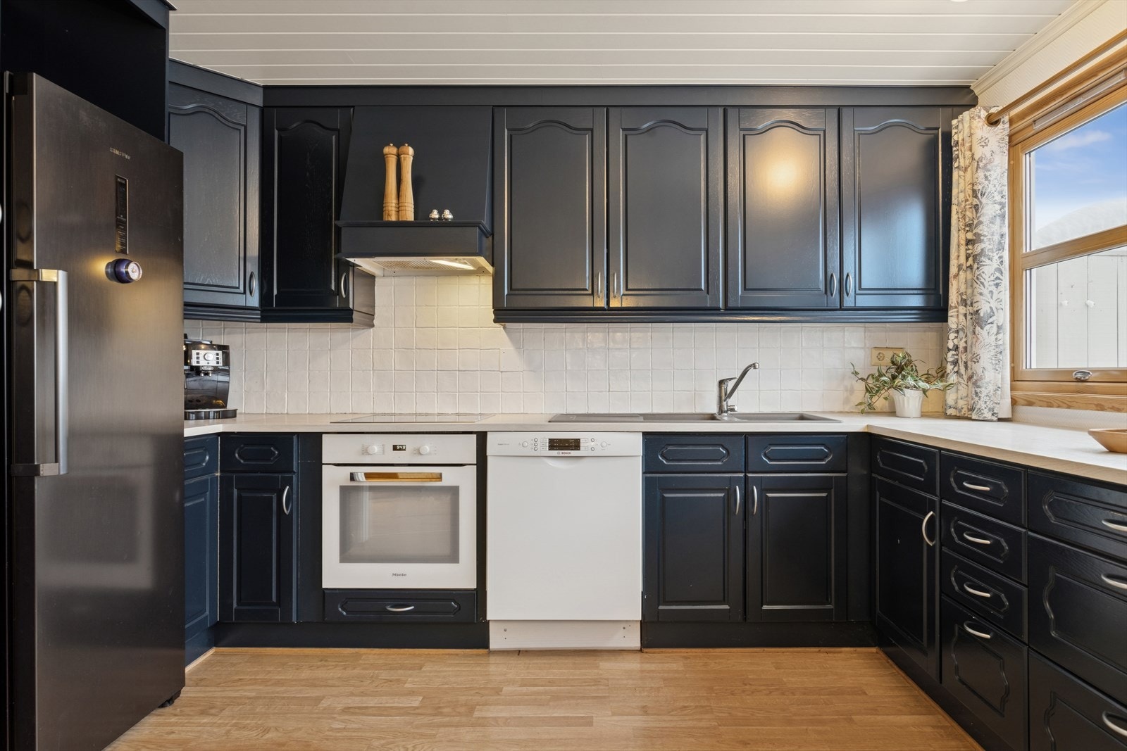 Kjøkkenet har godt med skap- og benkeplass. Galleribilde