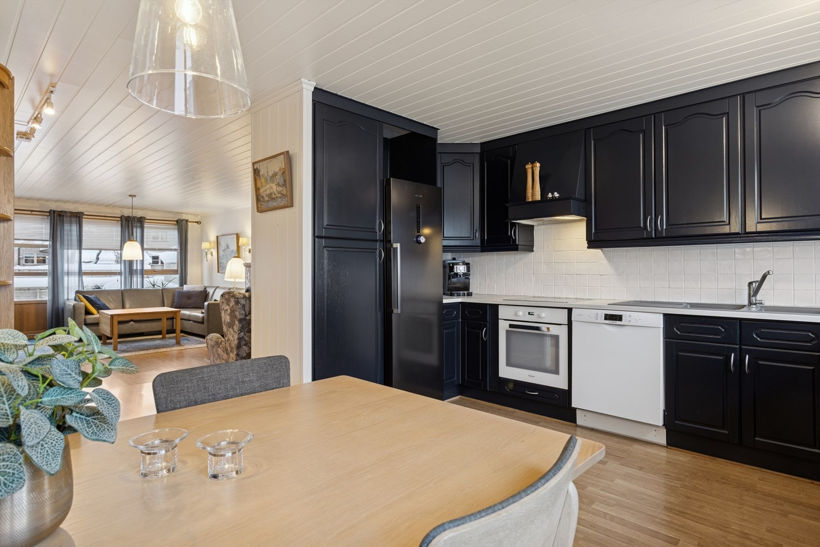 Kjøkkenet er delvis integrert i stuen, noe som gir et hyggelig allrom med god kommunikasjon mellom sonene. Galleribilde