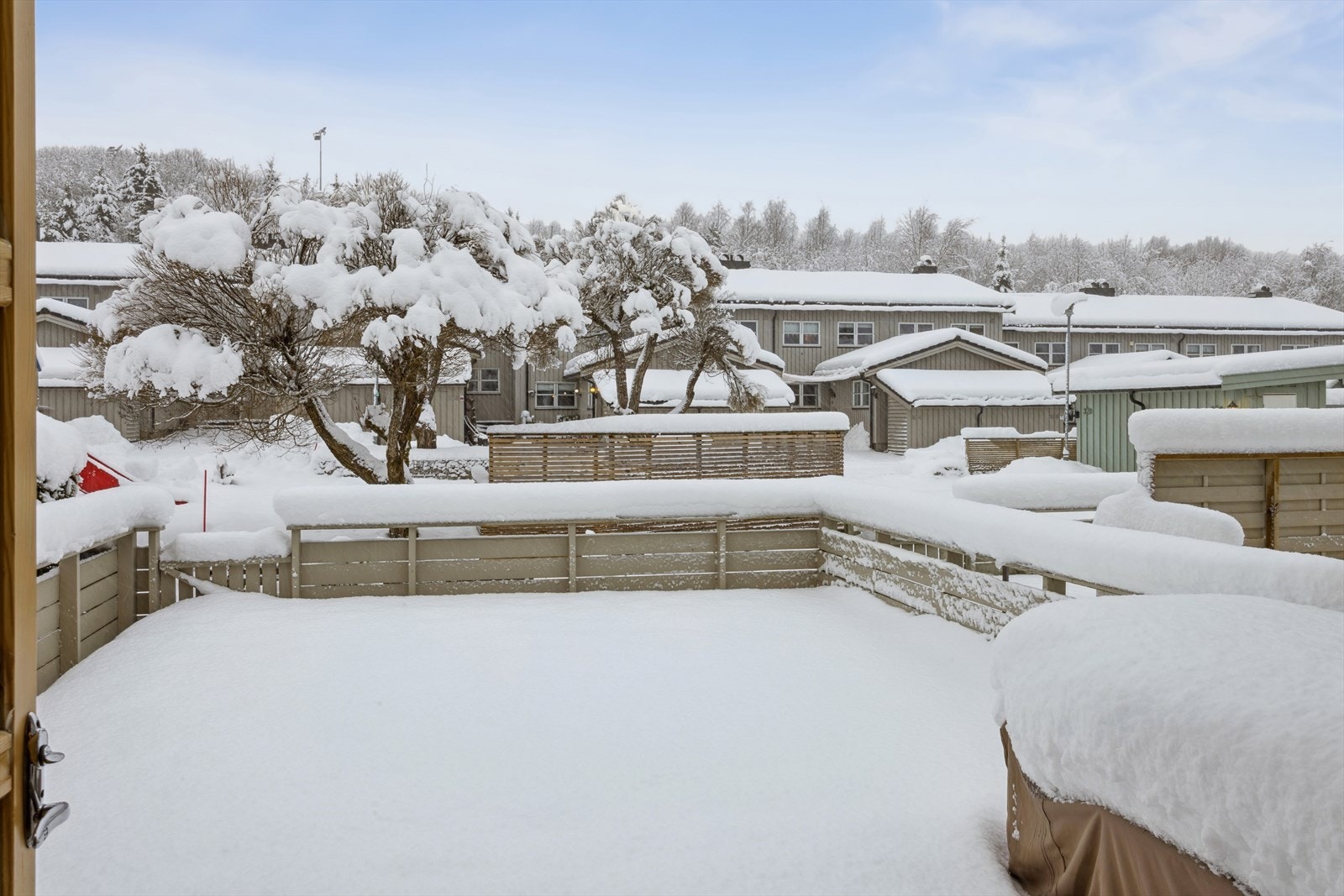 Uteplassen består av to terrasser, perfekt for solrike dager. Galleribilde