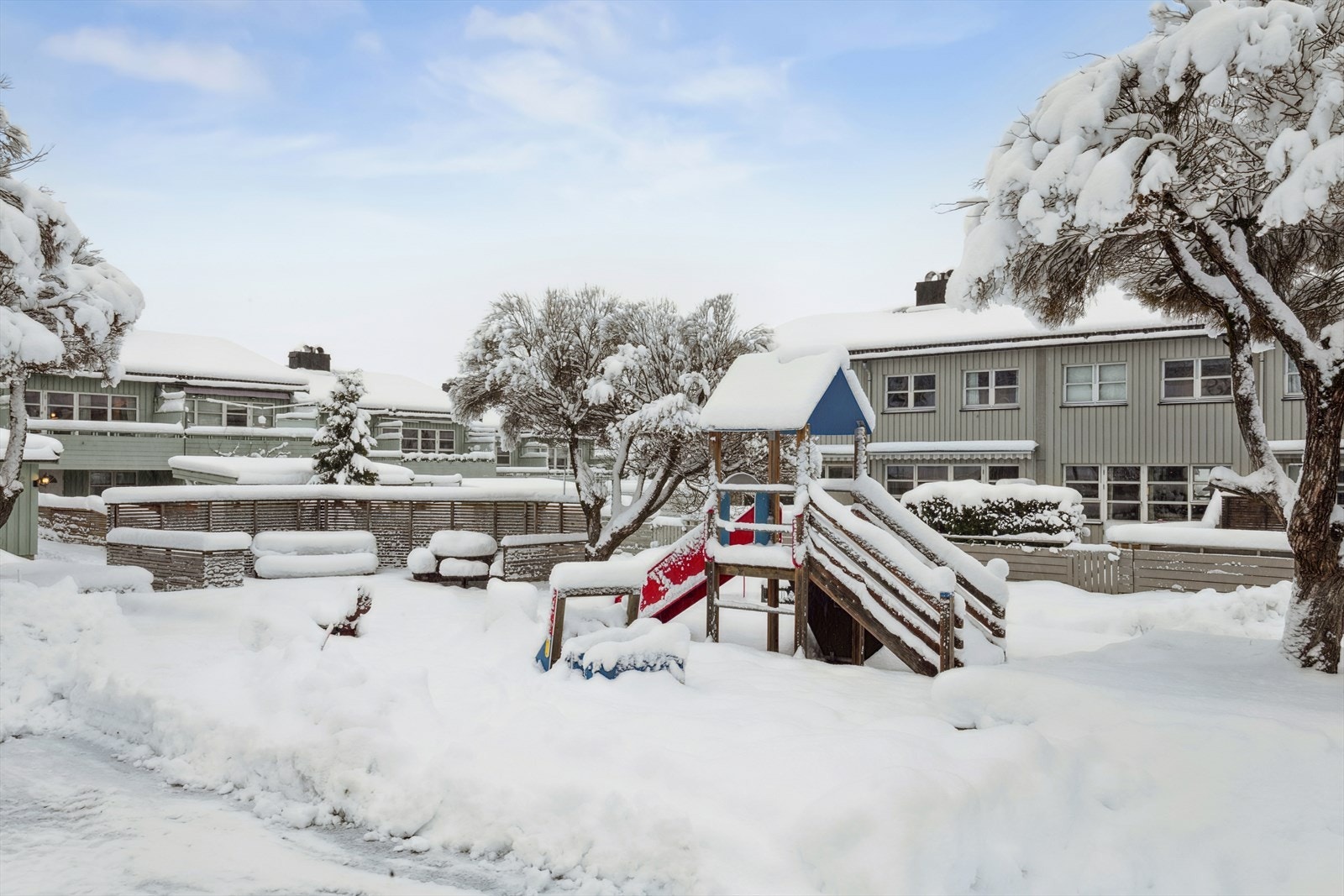 Området har fine fellesområder med blant annet lekeplass. Galleribilde