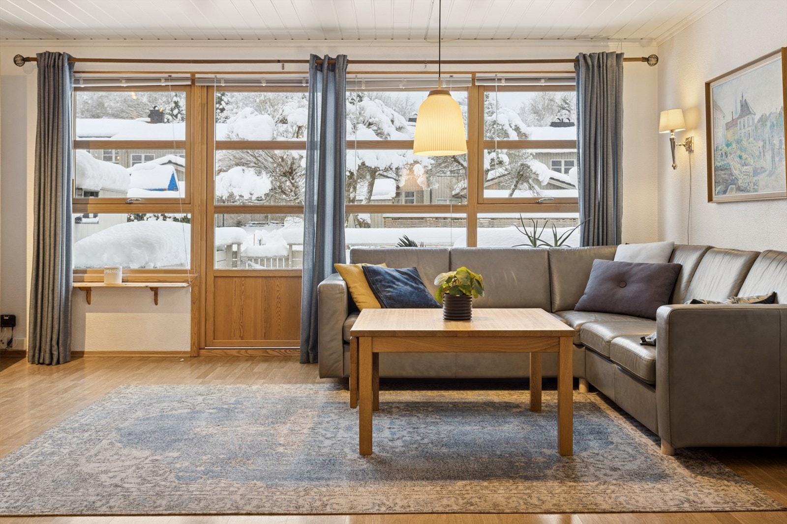 Fra stuen er det utgang til uteplass. Galleribilde