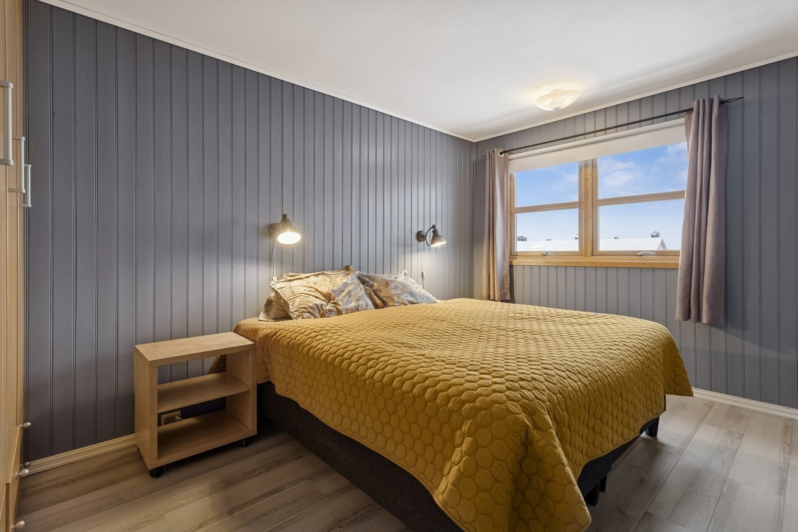 Hovedsoverommet har god plass til dobbeltseng og tilhørende møblement. Galleribilde