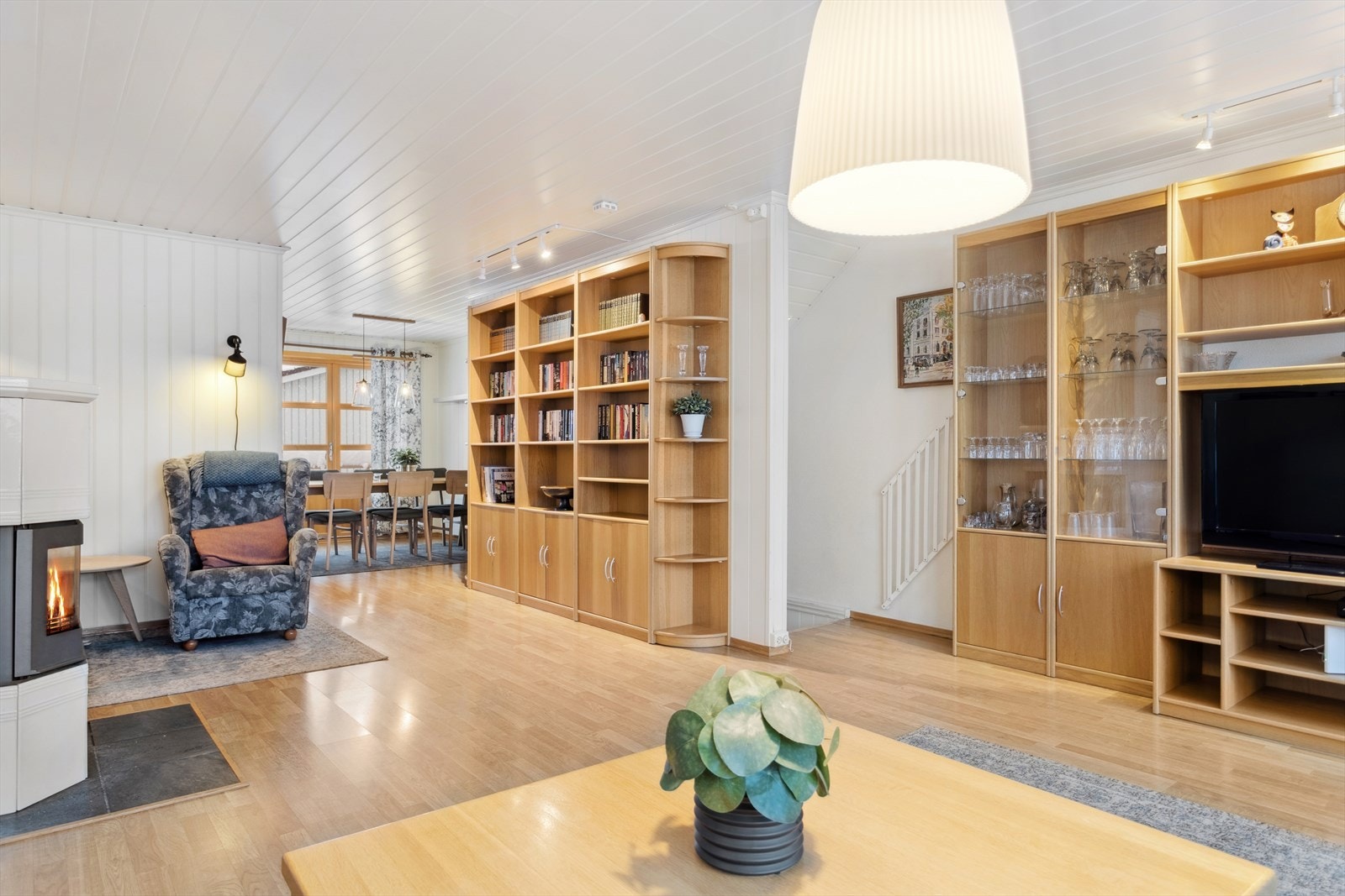 Stuen har godt med veggplass til ønsket møblement. Galleribilde