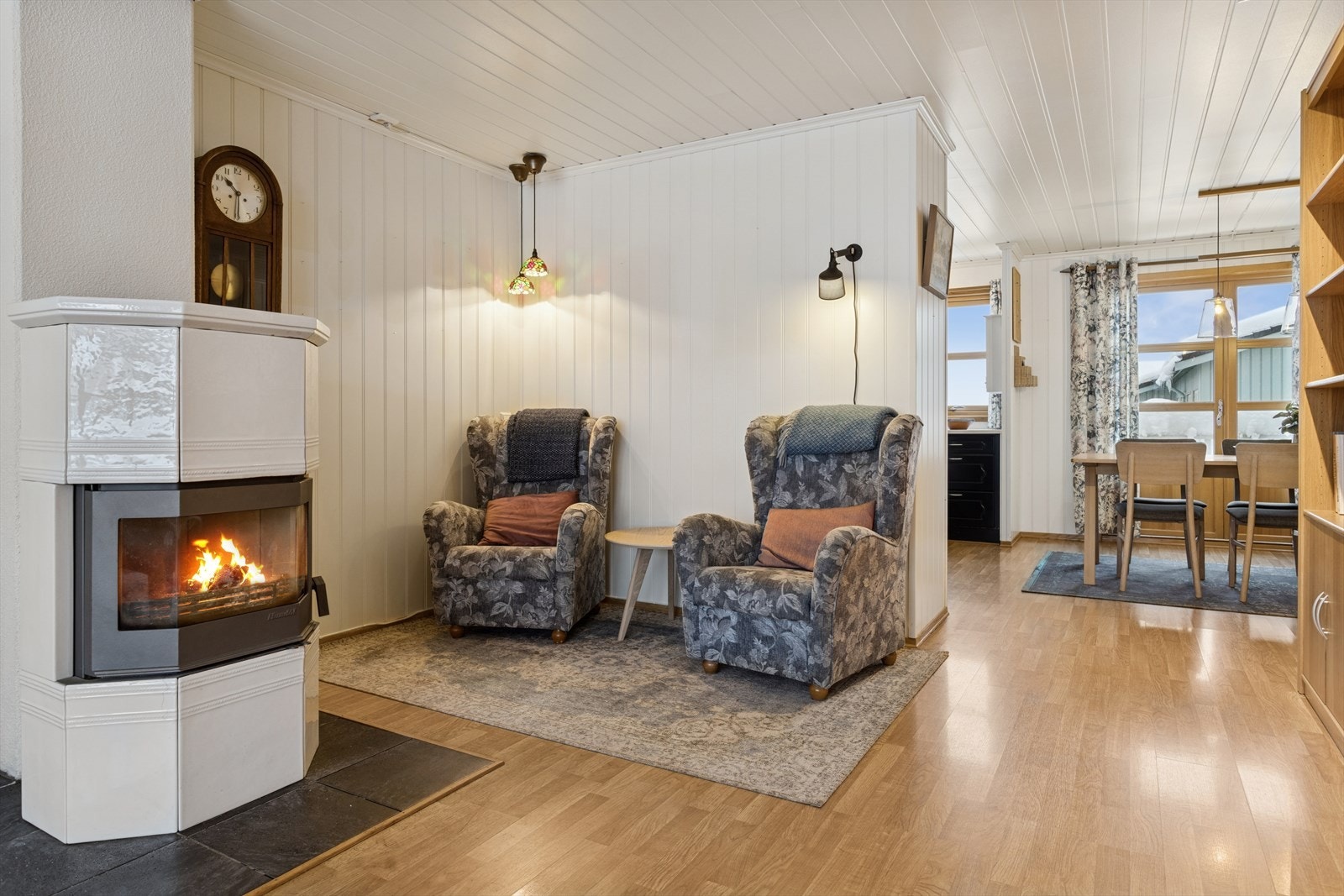 Stuens størrelse og utforming gjør den enkel å innrede i flere soner. Galleribilde