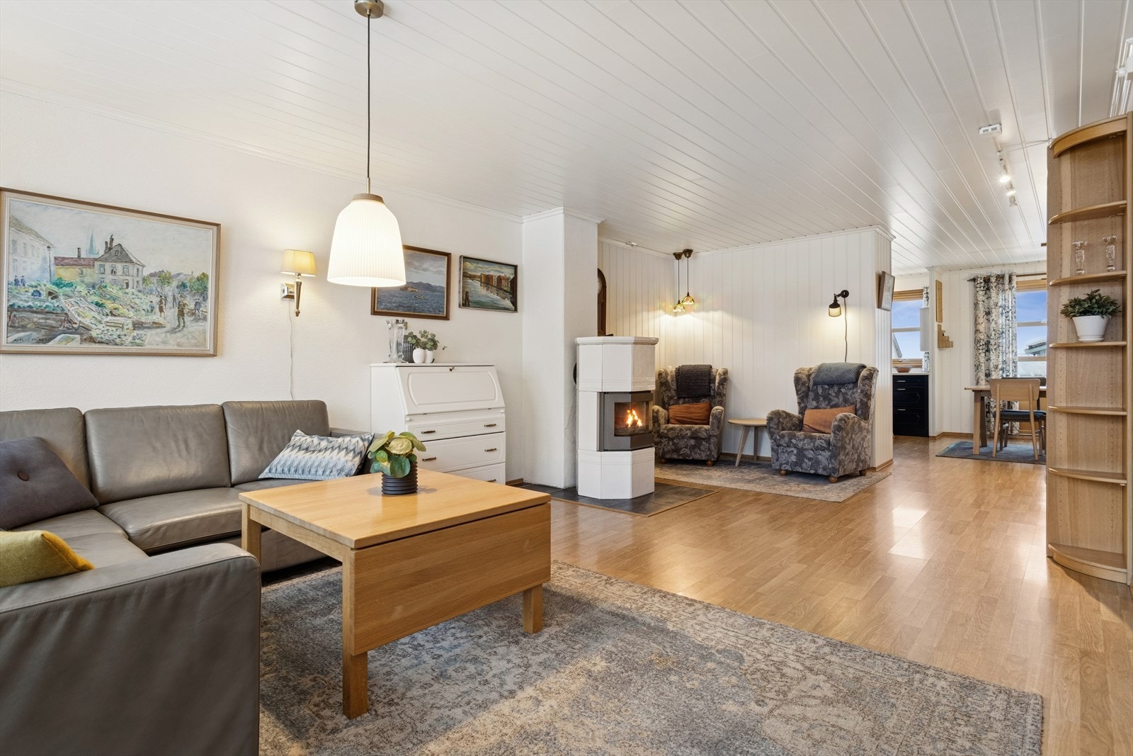 Det er montert et fint ildsted som sørger for lun varme og knitrende god stemning på kalde dager. Galleribilde