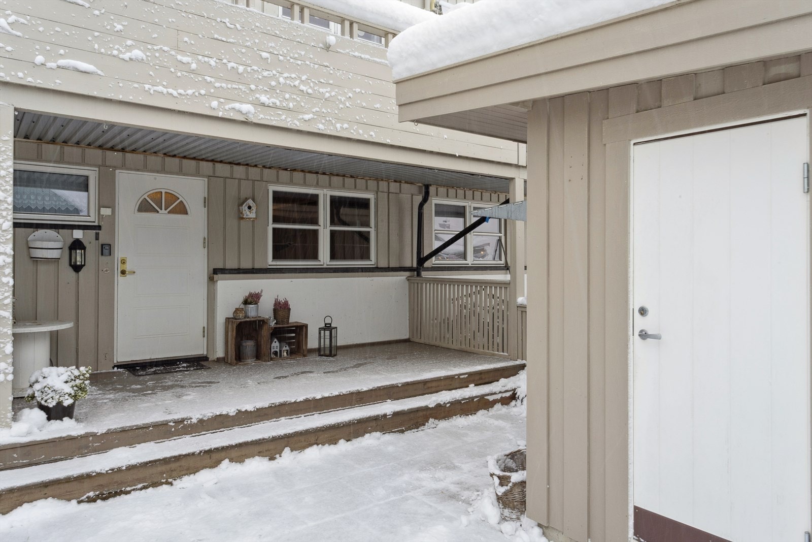 Hyggelig inngangsparti med kort vei til bod. Galleribilde