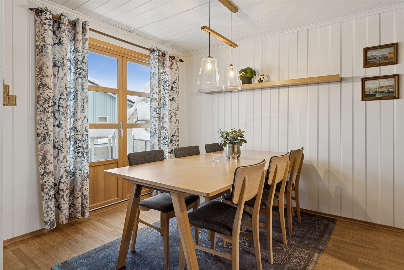 Kjøkkenet har også plass til en romslig spisestue. Galleribilde