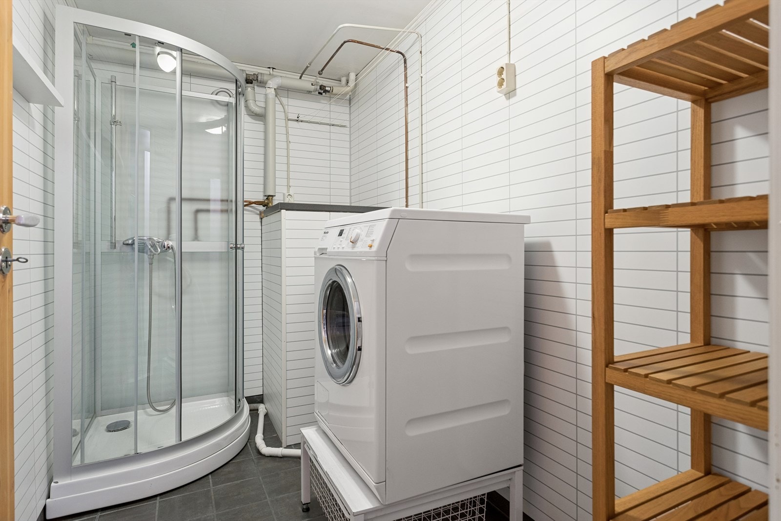 Baderom/vaskerom i første etasje. Galleribilde