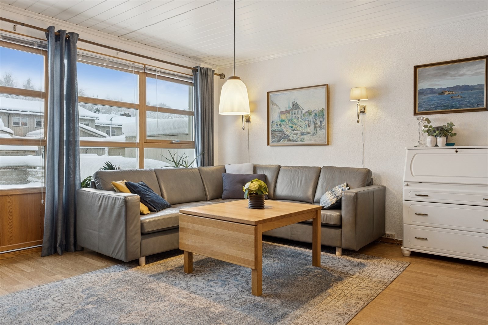 Plassering av sofagruppe gir en hyggelig sone med utsikt mot hageområdet. Galleribilde