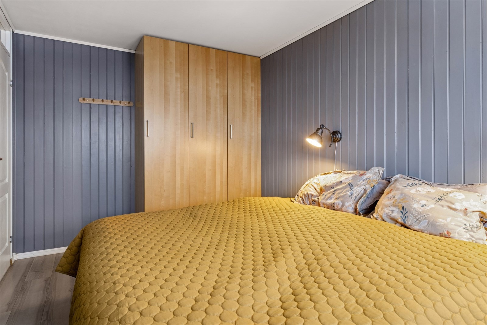 Soverommet har også god garderobeplass. Galleribilde