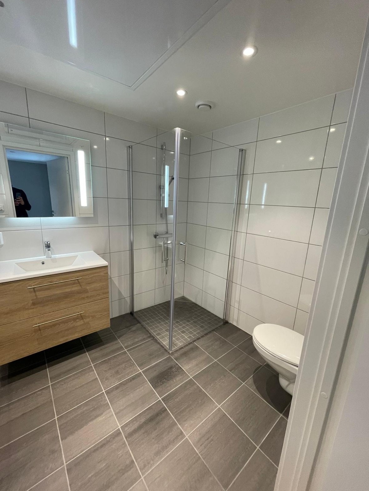 Bad med varme i gulv og opplegg for vaskemaskin Galleribilde