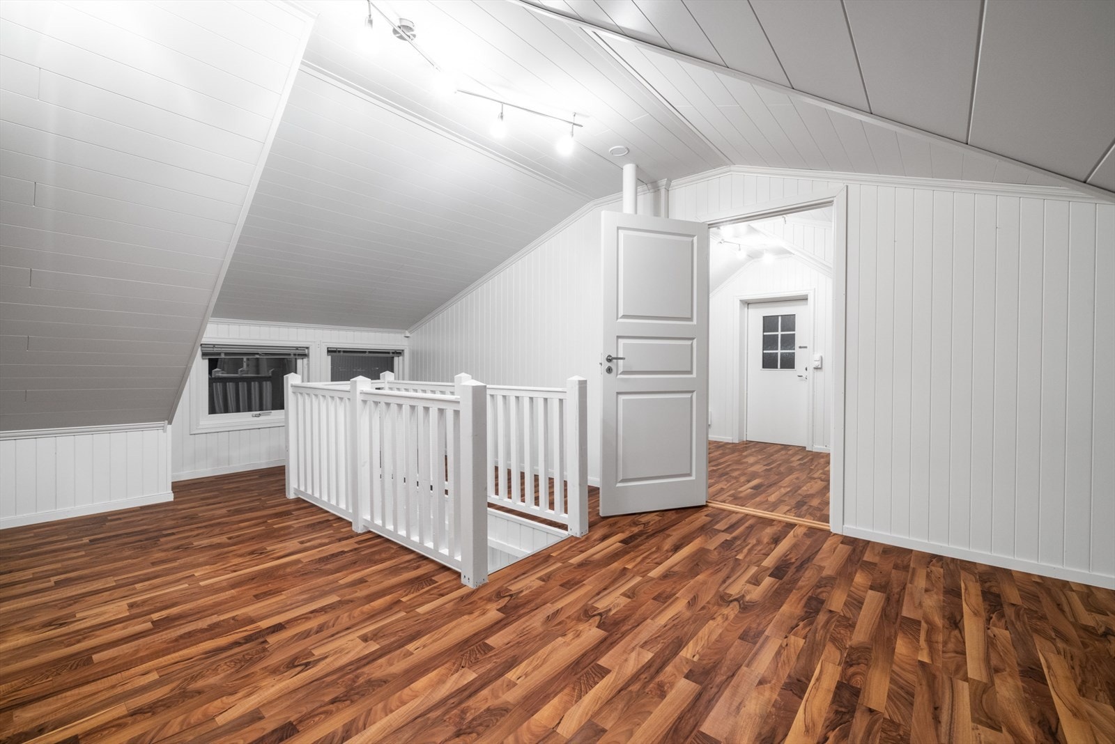 Loftsetasjen gir ekstra romfølelse og fleksibel bruk. Etasjen har et bruksareal på 30 kvm Galleribilde