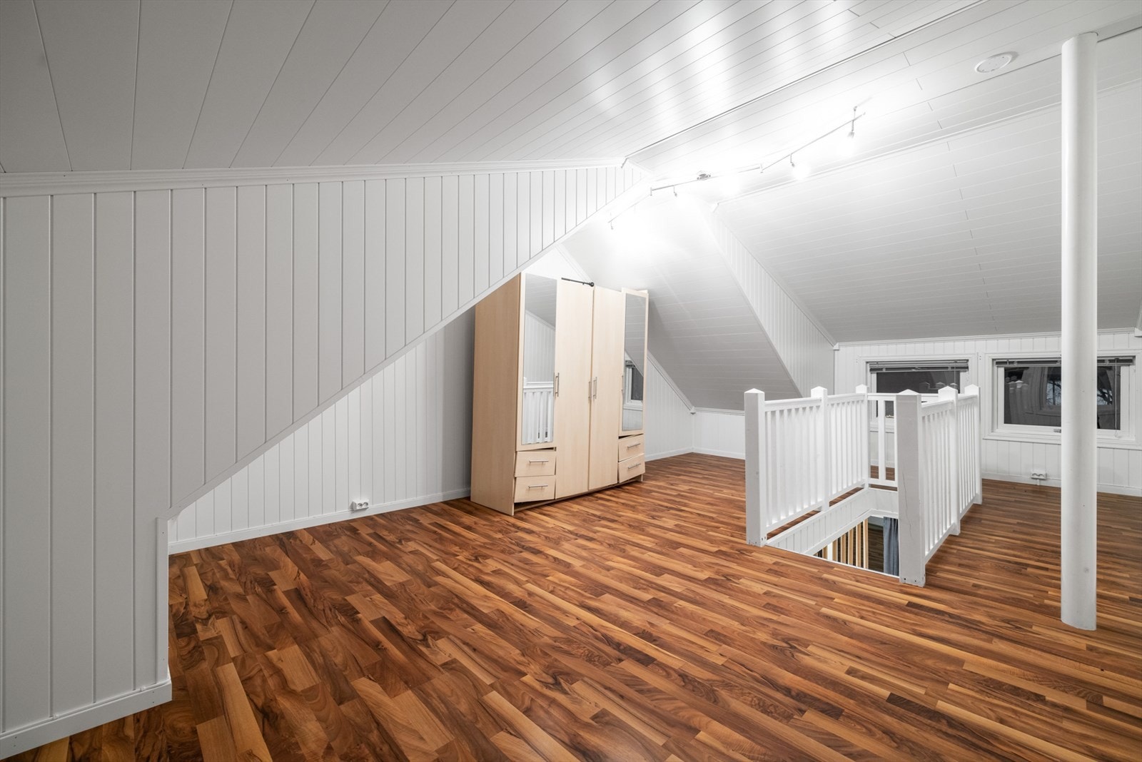 Rommene i 3. etasje (loftsetasjen) er definert som disponible på byggemeldte tegninger, men har tidligere vært brukt som stue og soverom. Rommene er ikke bruksendret eller godkjent til varig opphold (se prospekt). Galleribilde