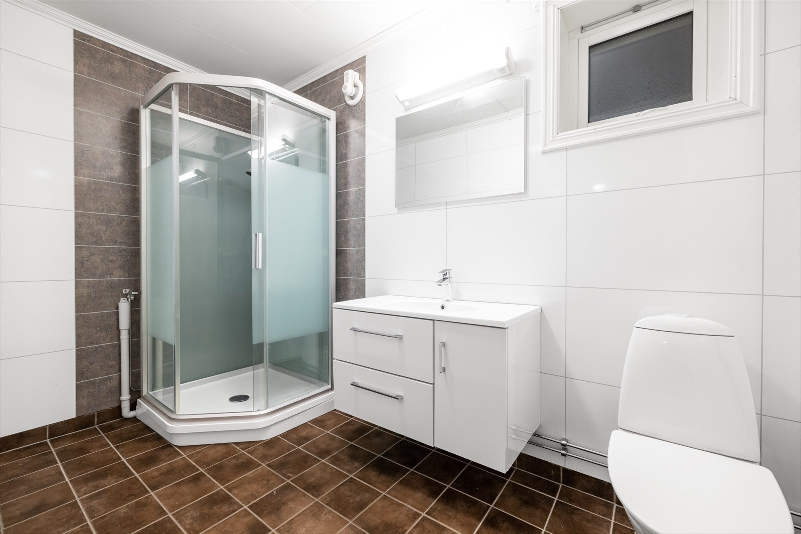 Baderomsgulvet er med flis og varmekabler. Opplegg for vaskemaskin. Rørleggerarbeid er utført av rørlegger Arne Rørdal. Flislegging er utført av Jim Larson hos Rognan Bad og Flis Galleribilde