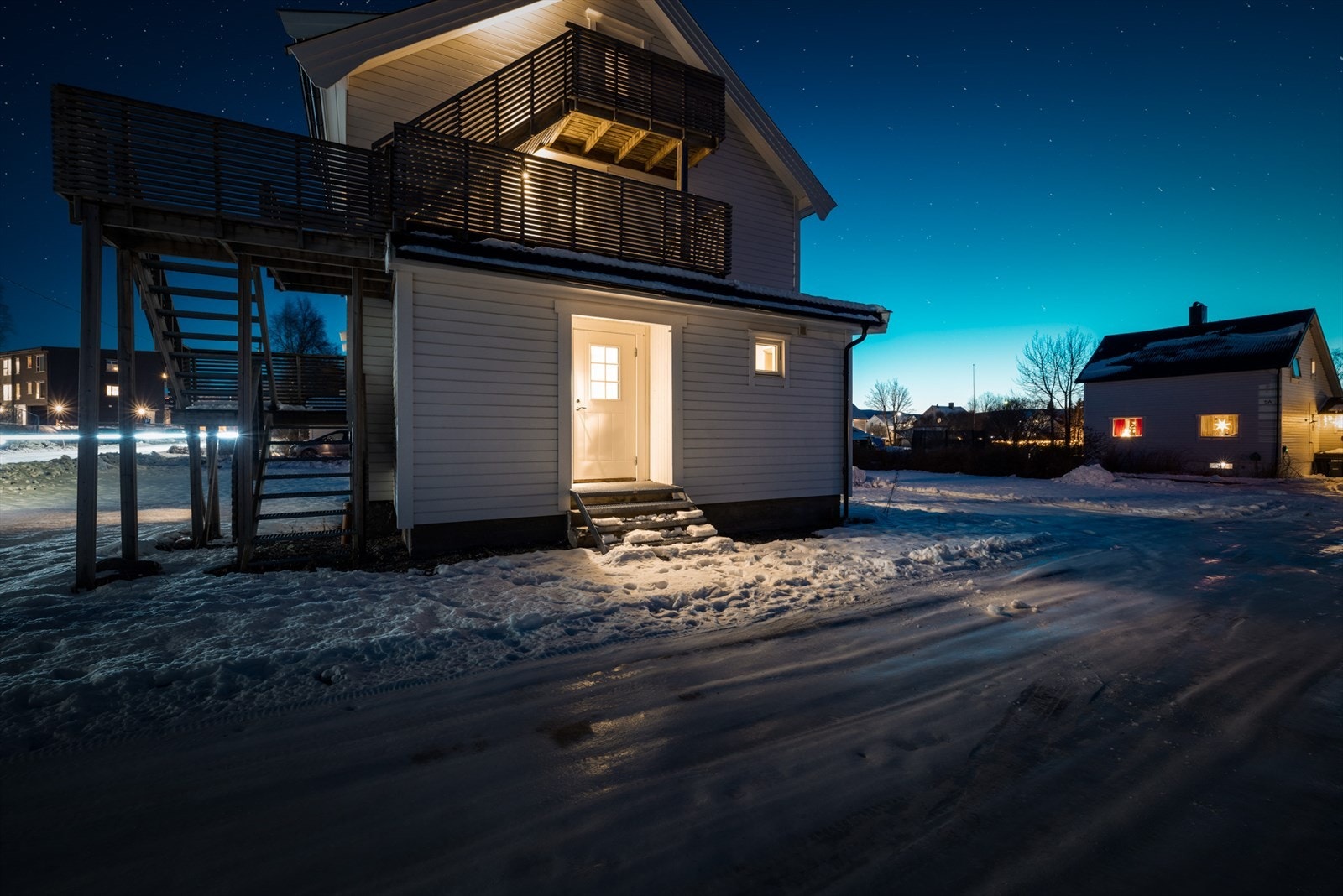 Inngang opp trappen. Leiligheten består av 2 etasjer Galleribilde
