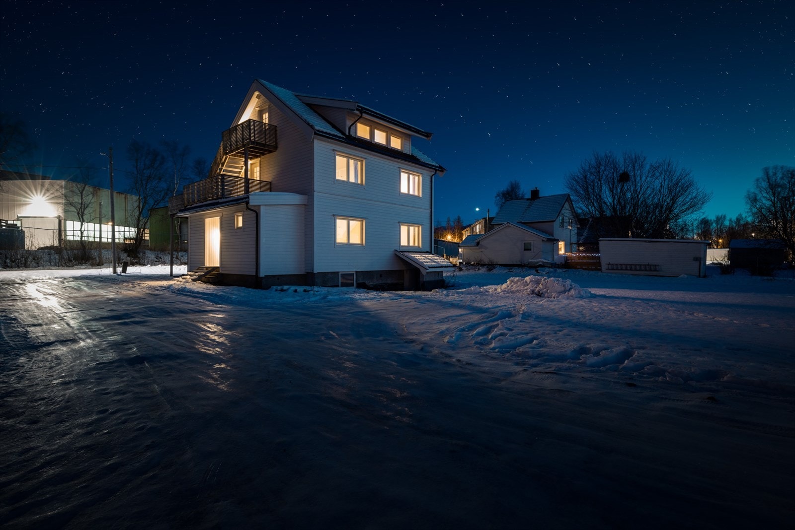 Boligen ble utvendig oppgradert og restaurert i 2013 med ny utvendig kledning, nye vinduer, nye dører, nytt taktekke, arker på taket, samt ny drenering og nye stikkledninger for både vann og avløp i plast. Galleribilde