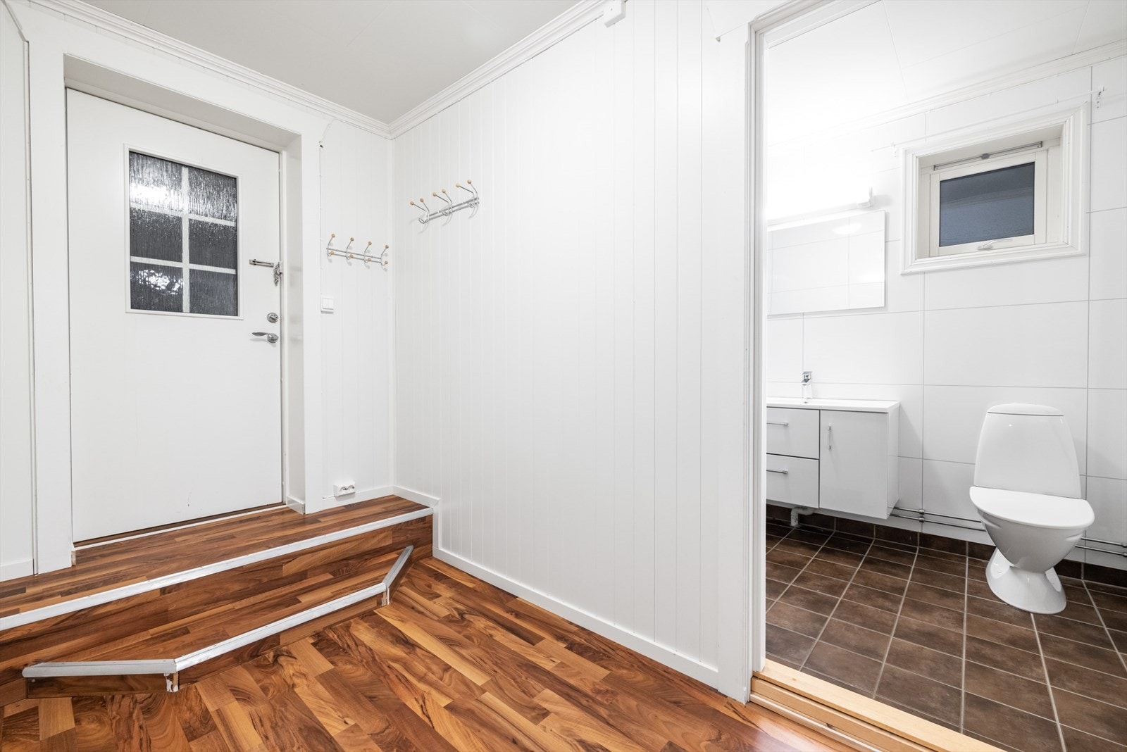 Innvendig er leiligheten oppusset i 2013 med nye overflater, nytt kjøkken, nytt bad og oppgraderte tekniske installasjoner. Galleribilde