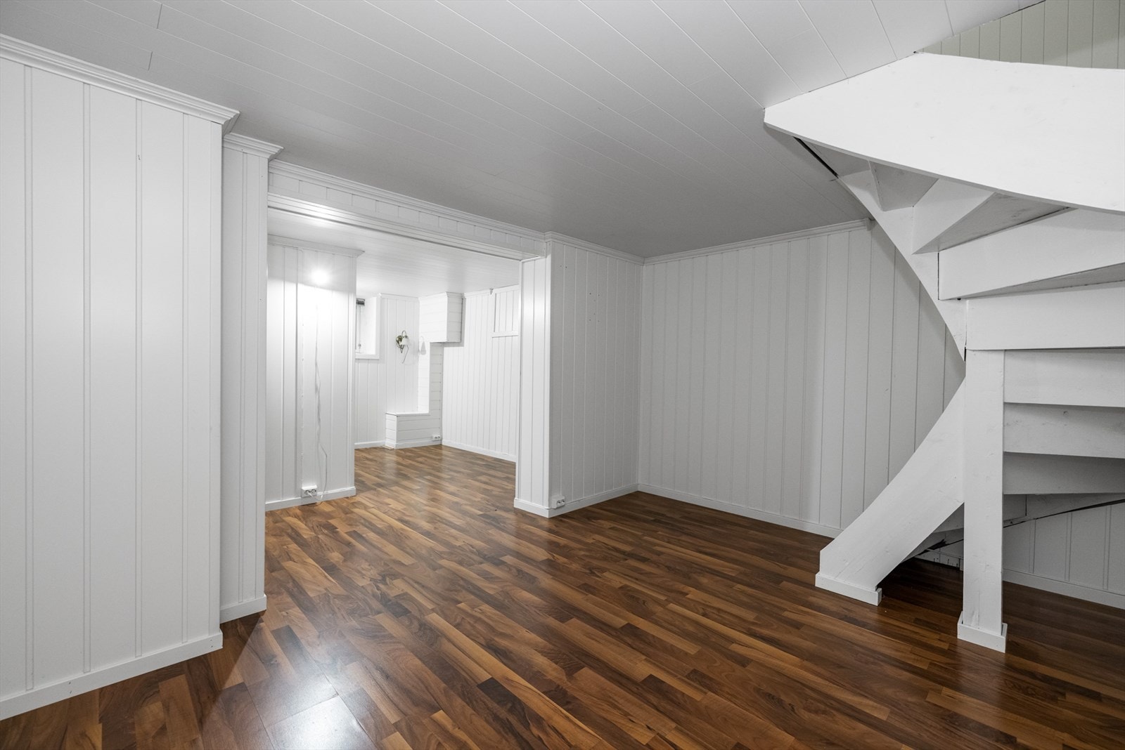 Kjelleren har et internt bruksareal på 33 kvm. I tillegg til bod med adkomst fra tomten på 10 kvm. Se planskisse Galleribilde