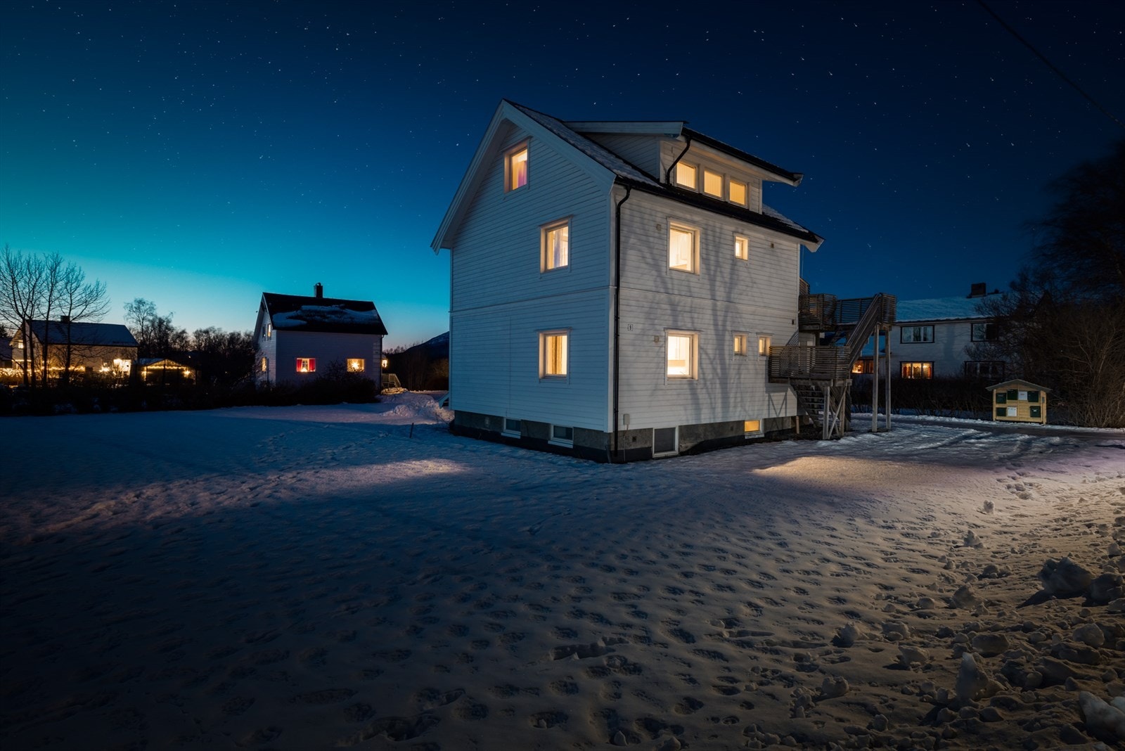 Matbutikk like ved eiendommen og kort gangavstand til barnehage, skoler og Fauskebadet med
badstue, boblebad, terapibasseng ++ Nærhet til fine turområder og ca. 1 km til sentrum. Galleribilde