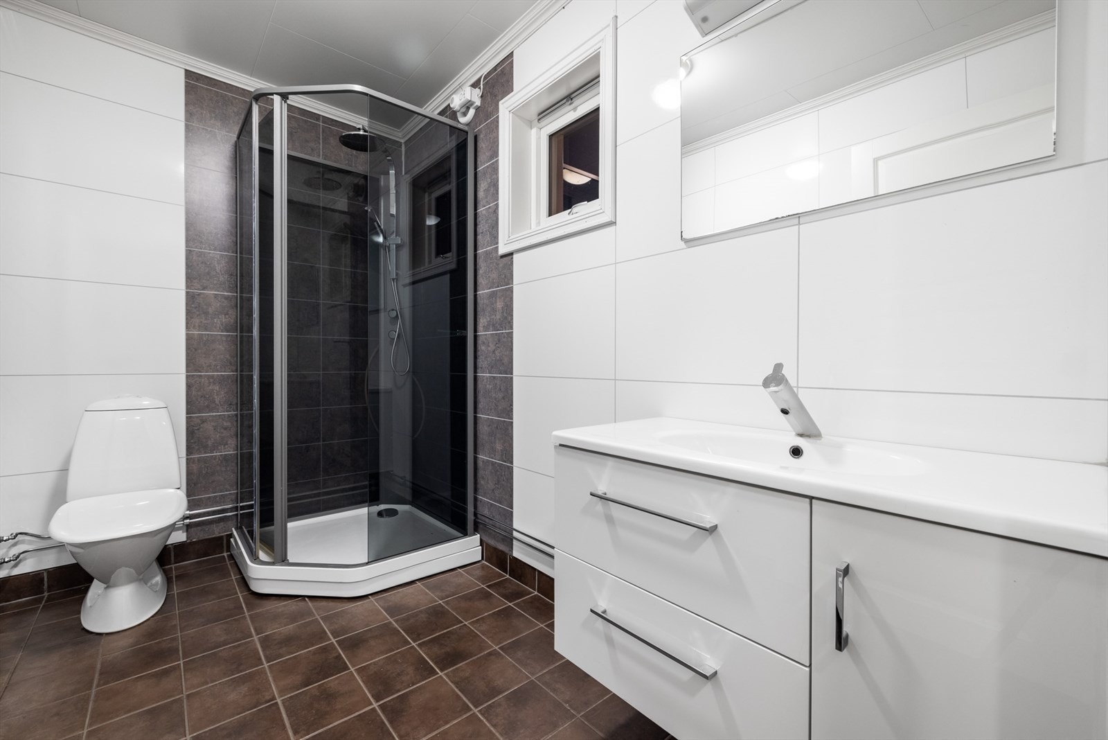 Flis på gulvet, og våtromplater på veggene Galleribilde