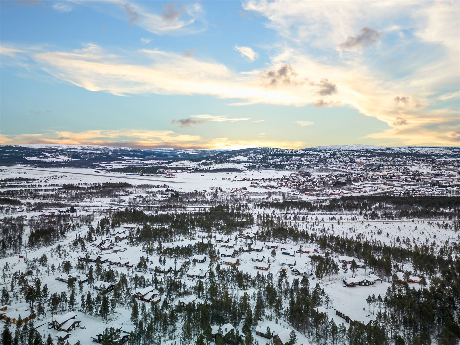 Heimdal Eiendomsmegling AS ønsker deg velkommen til Håneset hyttefelt - Ingen klausul fra utbygger - altså fritt valg av hyttetype og leverandør. Galleribilde