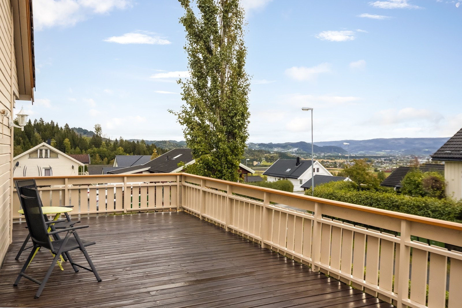 Fra spisestuen er det direkte utgang til verandaen på hele 43m² med nydelig utsikt. Galleribilde