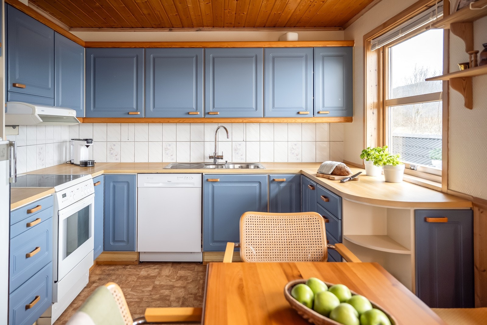 Godt med skap- og benkeplass på kjøkken. Galleribilde