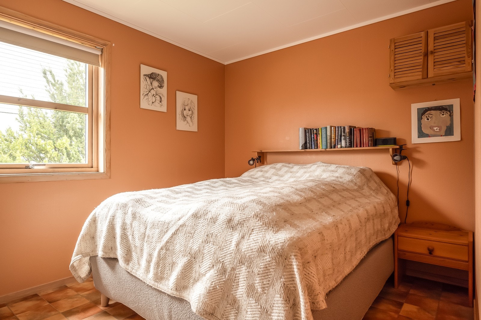 2 soverom beliggende i boligens 1.etasje. Rommene er romslige på hhv 10,7m² og 8,8m². Galleribilde