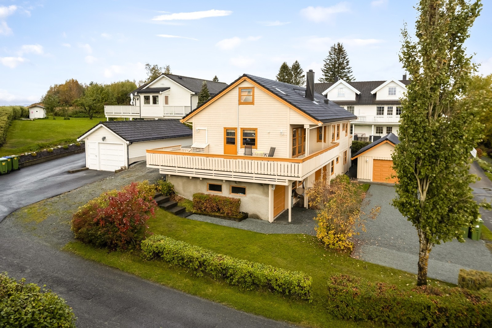 Boligen ligger fint til i feltet i blindvei og uten gjennomgangstrafikk. Galleribilde