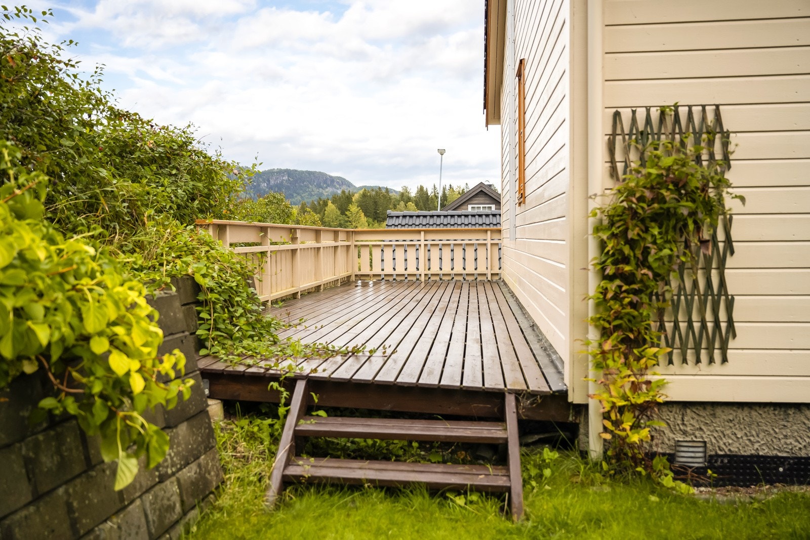 Det er også en terrasse på nordsiden av boligen. Galleribilde