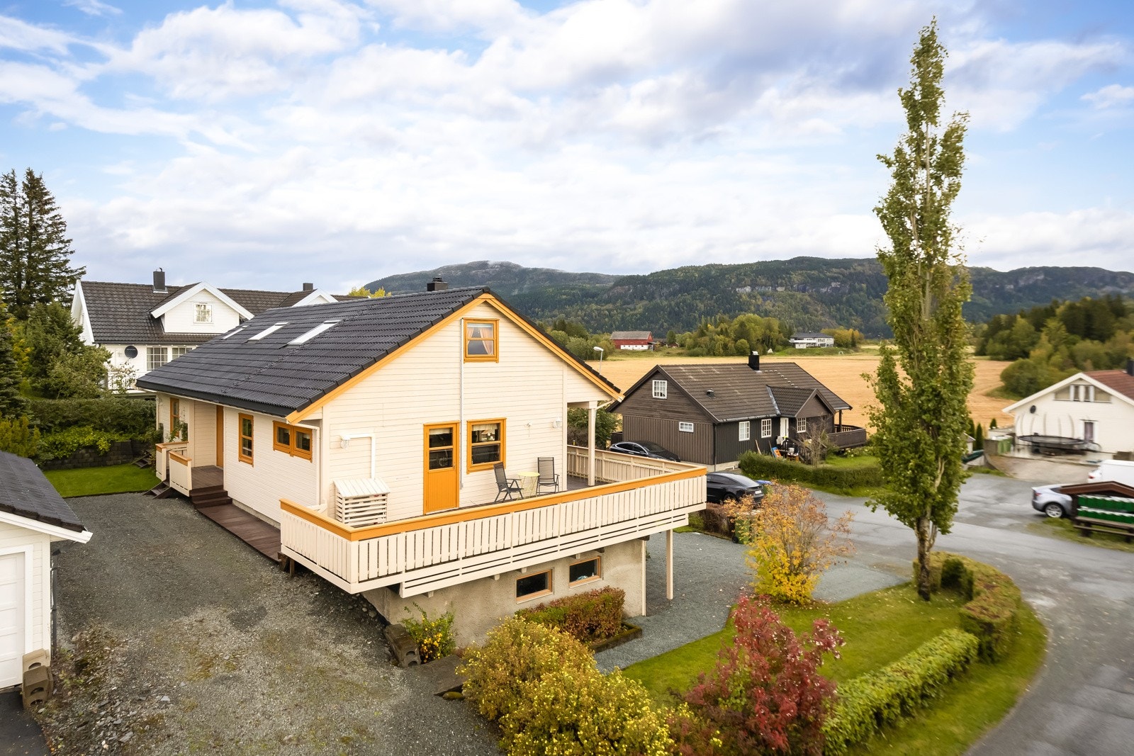 Gang- og sykkelavstand til både Kvislabakken skole, barnehage og Tangmoen kunstgressbane. Galleribilde