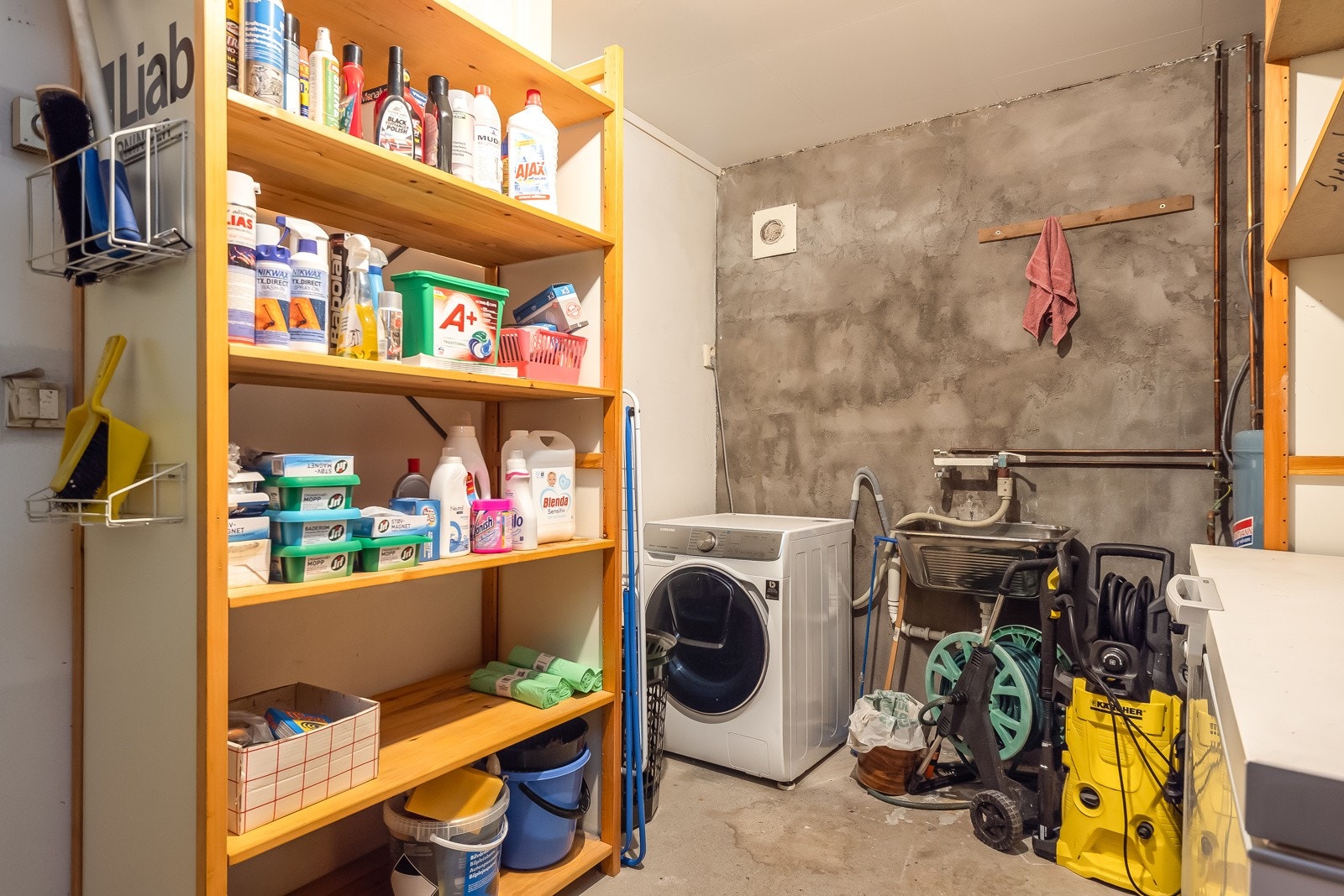 Boligen har et eget vaskerom i sokkeletasjen. Varmtvannsbereder på ca. 200 liter, antatt fra byggeåret er installert i vaskekjeller. Galleribilde