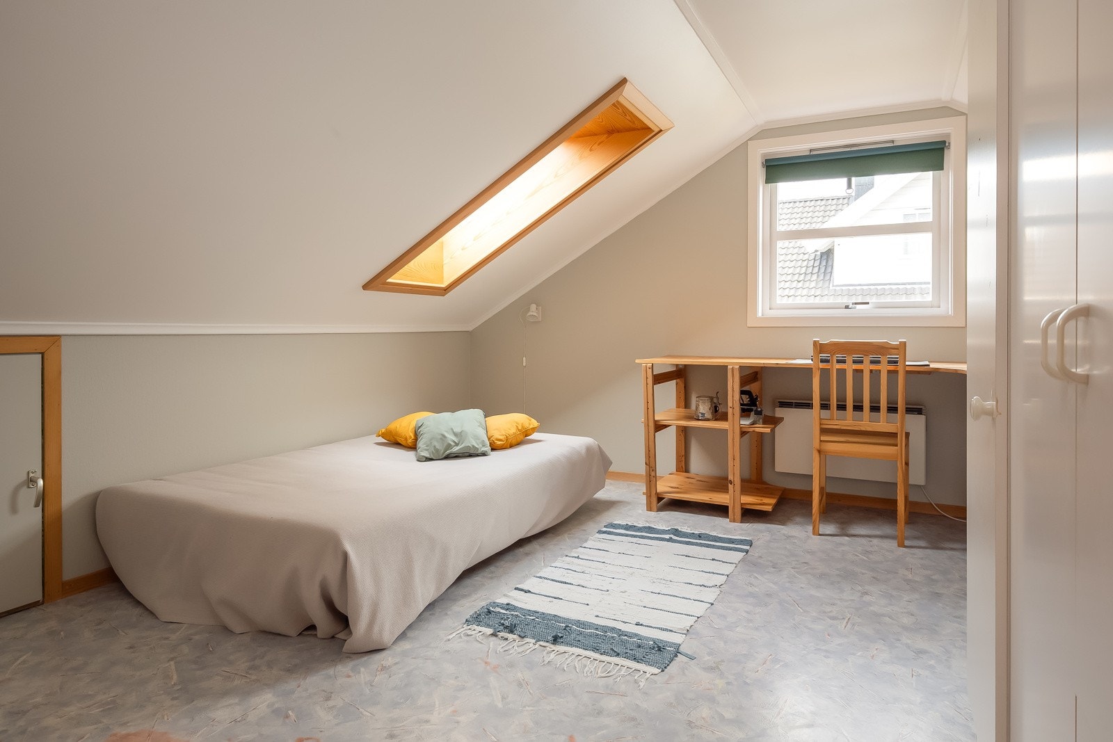 Begge rommene er av praktisk utformelse som gjør de enkle å møblere etter ønske og behov. Rommene varmes opp av panelovner. Galleribilde