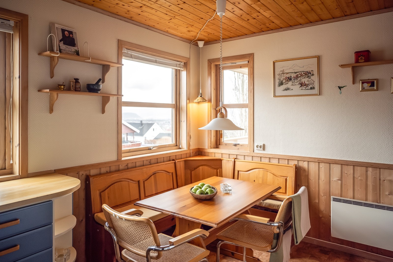 I tillegg til spisestuen er det også plass til egen spisegruppe på kjøkkenet. Galleribilde