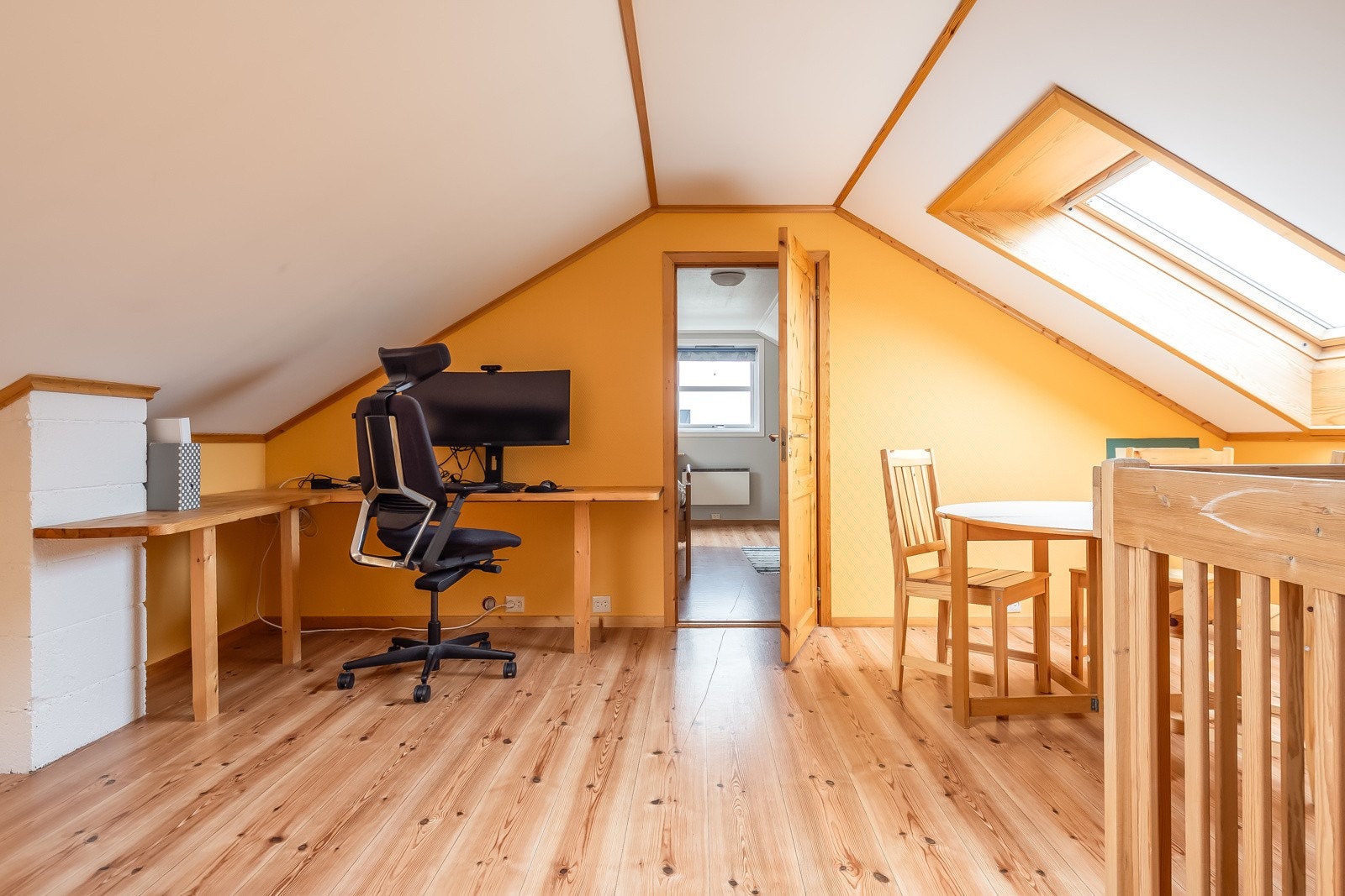 Ekstra stue i loftsetasjen på 18,3 kvm gjør dette til en ypperlig familiebolig. Galleribilde