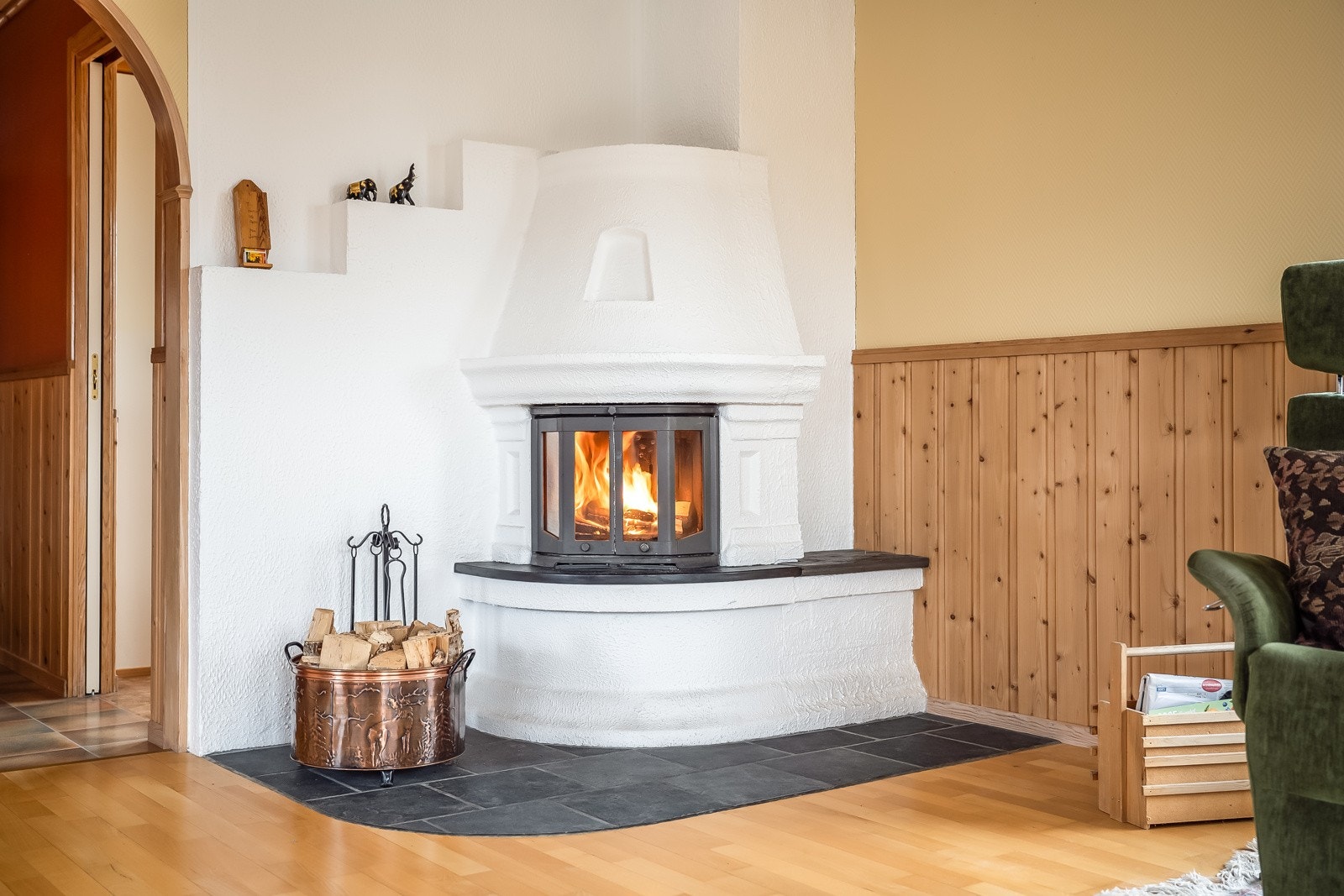Som oppvarming er det en vedovn. Sammen med varmepumpe og panelovner sørger dette for god og effektiv varmespredning i huset. Galleribilde