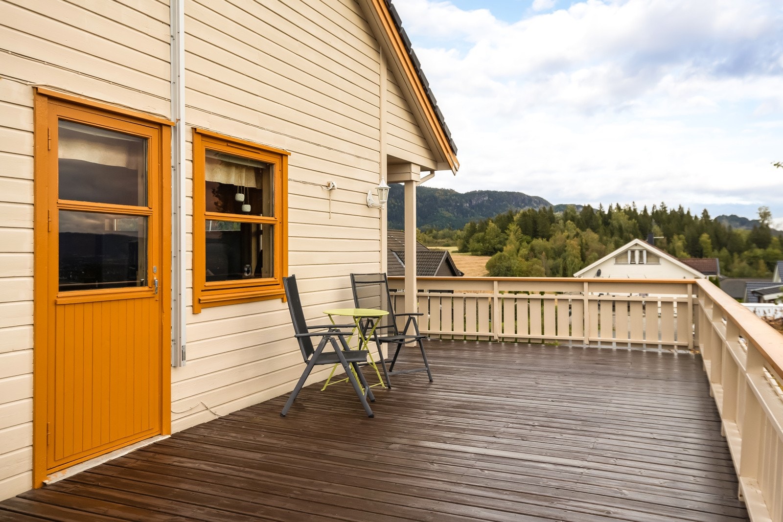 Her er det plass til ønskelig utemøblement, slik at man alltid er beredt for late sommerdager i solen. Galleribilde