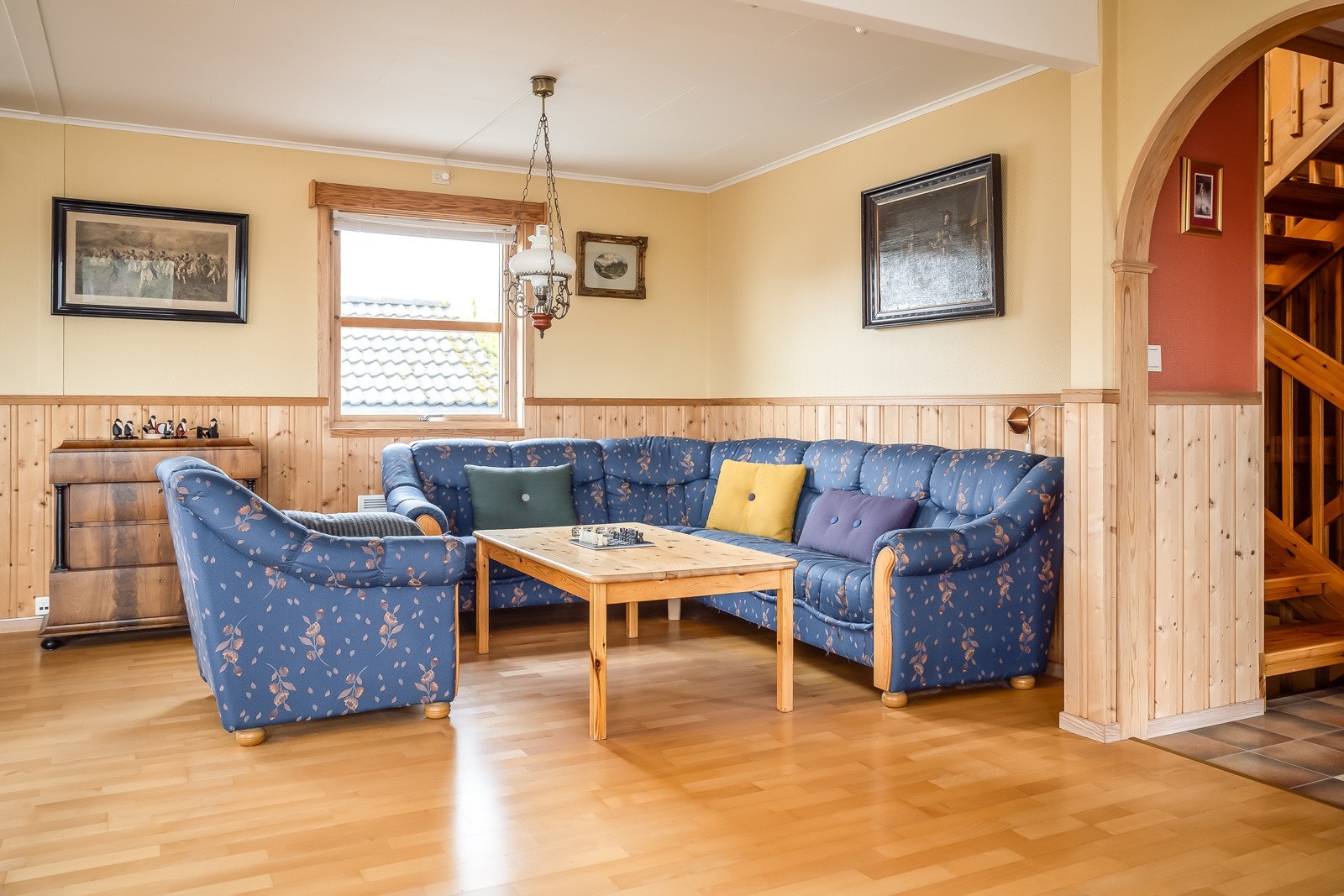 Boligen har en romslig og innbydende stue/spisestue på totalt 42,3m². Galleribilde