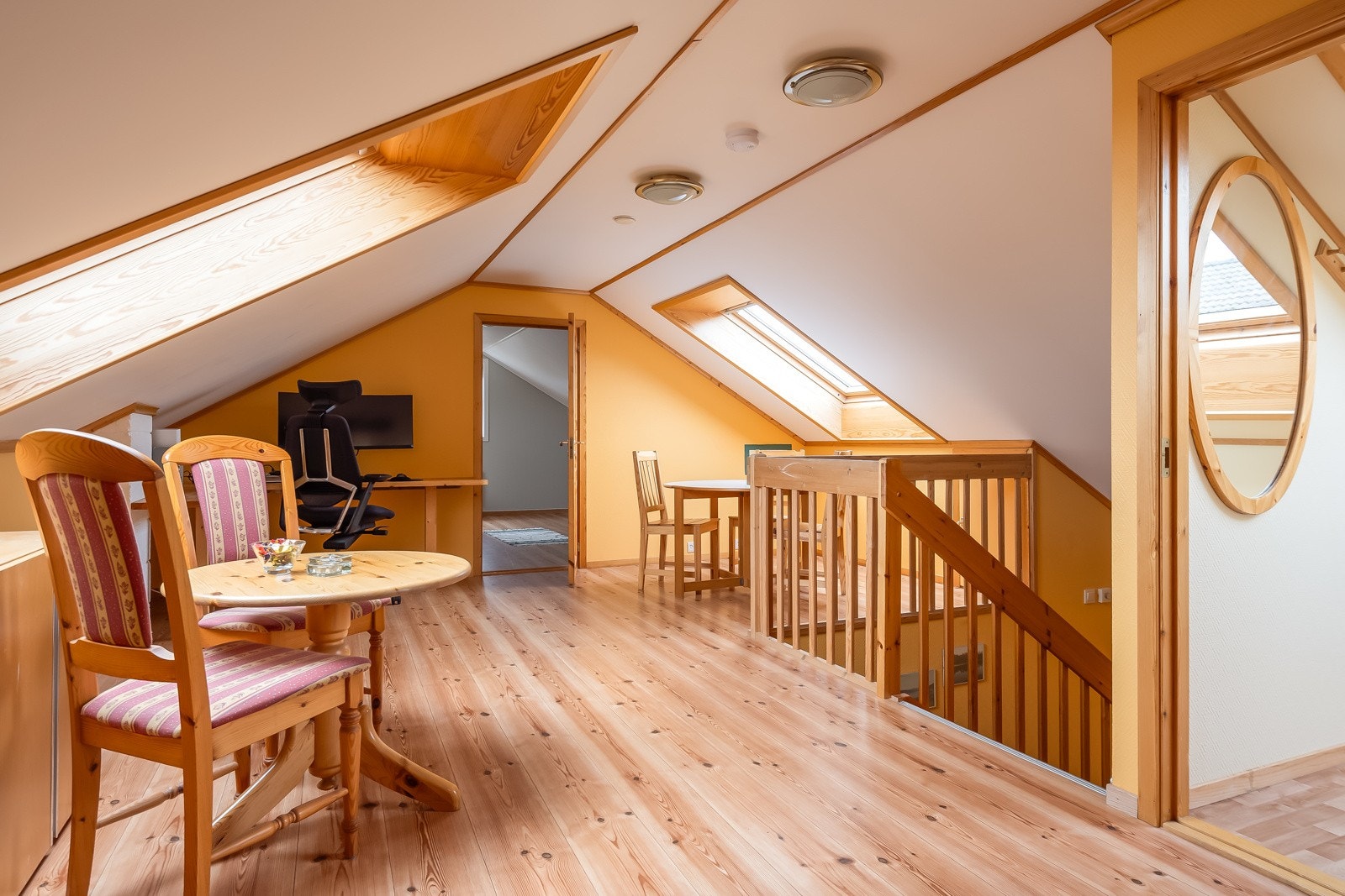 Det foreligger ferdigattest for bruksendring fra tillegsdel til hoveddel av hems/loft datert 25.04.2025. Galleribilde